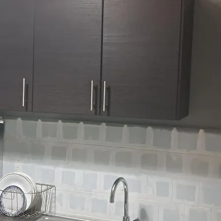 A Compact At Abramo Lincoln With Shared Bathroom Apartmán *