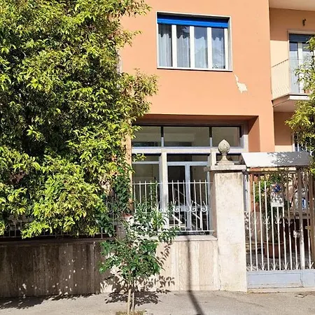 A Compact At Abramo Lincoln With Shared Bathroom Apartment Caserta
