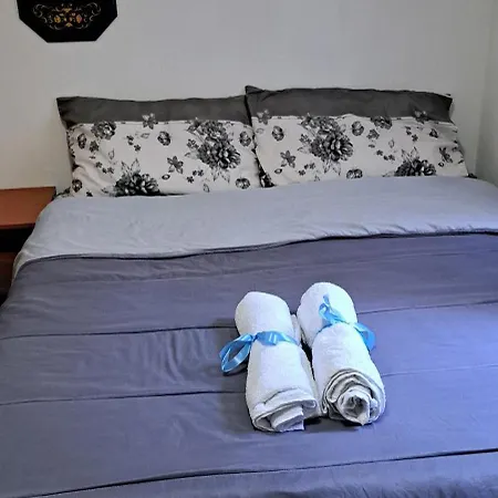 A Compact At Abramo Lincoln With Shared Bathroom *