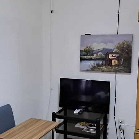 A Compact At Abramo Lincoln With Shared Bathroom Apartment *